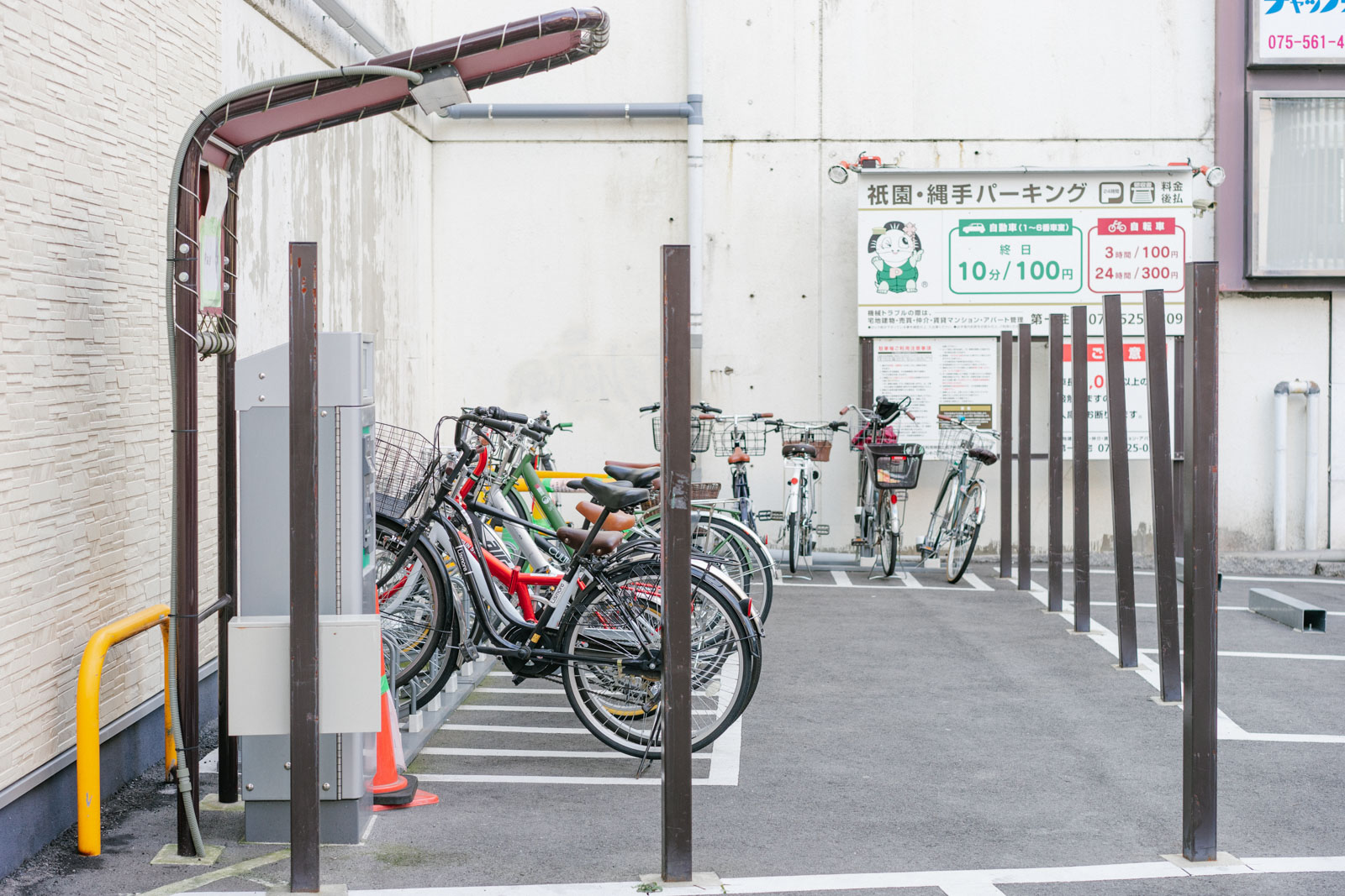 摆放整齐有序的自行车停车场。